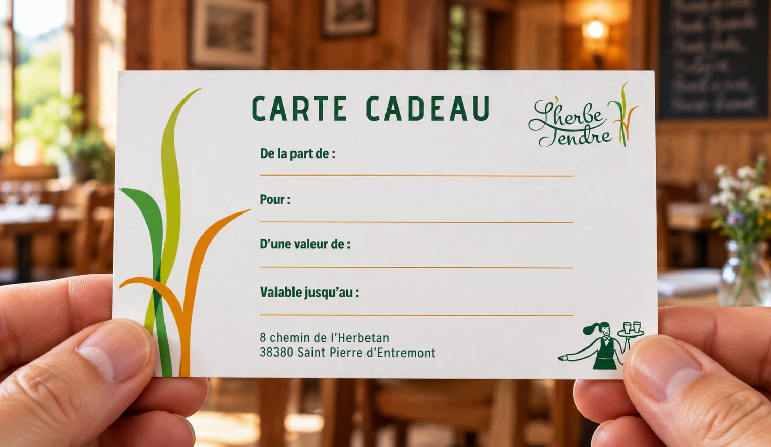 La carte cadeau de L’Herbe Tendre présentée dans les mains d’une personne