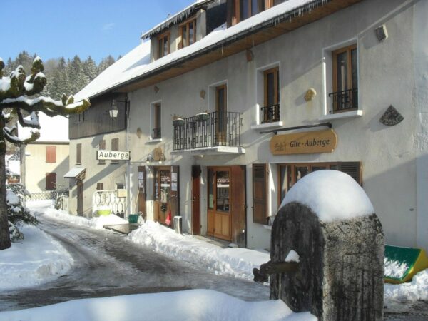 le gîte en hiver sous la neige