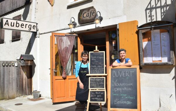 Brigitte Sarazin à gauche et Elise Jehl à droite devant l'entrée du restaurant l'Herbe Tendre